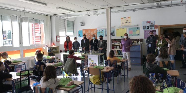 El presidente de la Diputación incide en la necesidad de iniciar a los más pequeños en el consumo del aceite de oliva