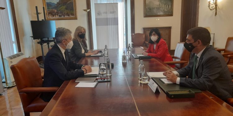 Francisco Reyes y Fernando Grande-Marlaska abordan diferentes actuaciones en materia de Interior en la provincia