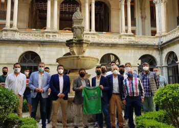 El presidente de la Diputación de Jaén felicita a los integrantes del Atlético Mancha Real por su temporada