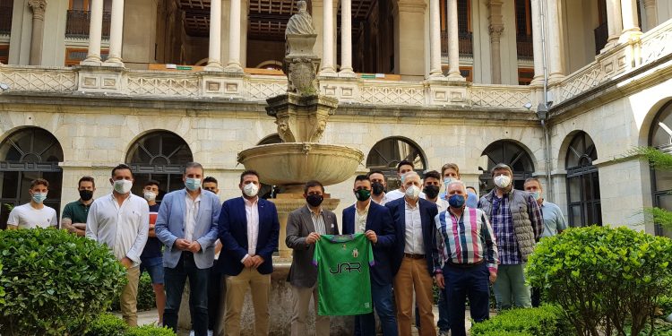 El presidente de la Diputación de Jaén felicita a los integrantes del Atlético Mancha Real por su temporada