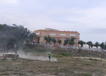 El Ayuntamiento continúa con las tareas de limpieza y desbroce de solares en las zonas del Bulevar y sur del casco urbano para eliminar focos de suciedad y prevenir incendios
