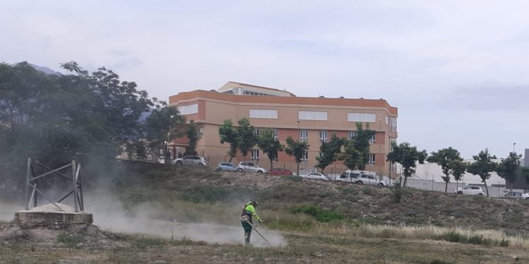 El Ayuntamiento continúa con las tareas de limpieza y desbroce de solares en las zonas del Bulevar y sur del casco urbano para eliminar focos de suciedad y prevenir incendios
