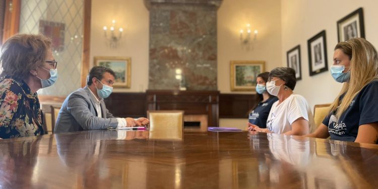 El alcalde se reúne con responsables y atletas del Club Unicaja de Atletismo y deja clara la voluntad municipal de colaborar con la entidad