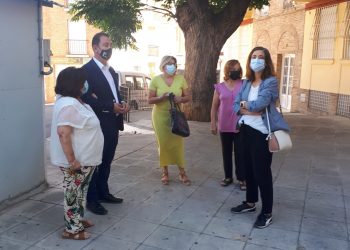 J. Padorno y E. Funes visitan las obras de reforma y mejora del acerado en la calle Menéndez Pelayo junto a representantes vecinales y recorren las calles del barrio