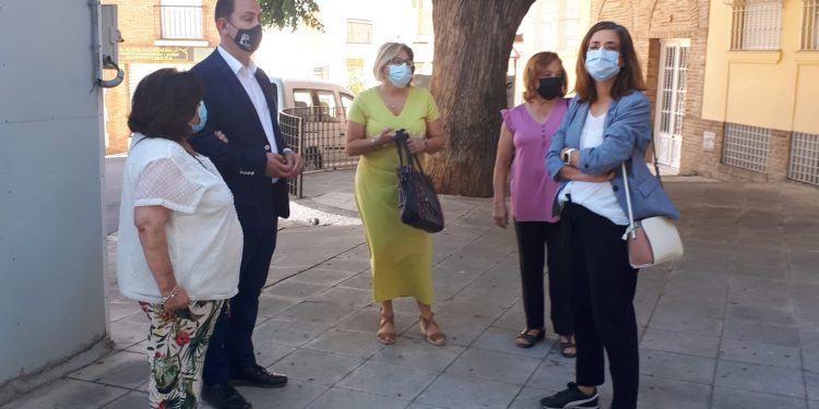 J. Padorno y E. Funes visitan las obras de reforma y mejora del acerado en la calle Menéndez Pelayo junto a representantes vecinales y recorren las calles del barrio