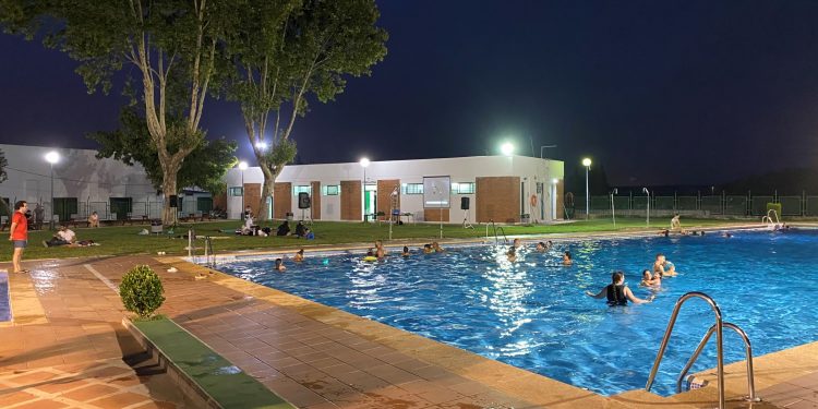 Baños y cine nocturno en el “Cinefórum refrescante”