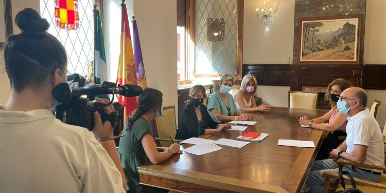 Imefe y cuatro centros y residencias de mayores suscriben un acuerdo para que 15 alumnos desempleados de larga duración realicen prácticas de atención sociosanitaria