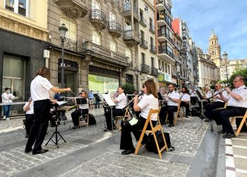 “La Banda en los jardines del Moneo” se atreve mañana viernes con temas de AC/DC, Tom Jones, Michael Jackson y Queen en un concierto para refrescar el verano