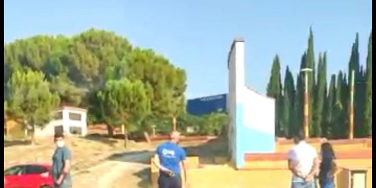 MARÍA CANTOS DENUNCIA LAS ALTAS TEMPERATURAS QUE LOS JIENENSES SOPORTAN A PIE PARA RECIBIR LA VACUNACIÓN DEL COVID