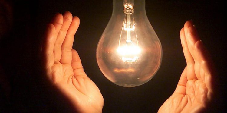 «CUANTO PEOR PARA LA GENTE. MEJOR PARA EL PP» EL GOBIERNO BAJA IVA LUZ Y PP NO LO APOYA