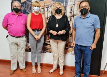 Maria Cantos junto a Miguel Castro se reúnen con miembros de la Federación de Peñas Del Real Jaen