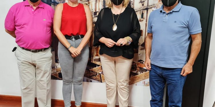 Maria Cantos junto a Miguel Castro se reúnen con miembros de la Federación de Peñas Del Real Jaen