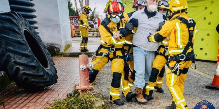 El Parque de Bomberos acoge una mesa redonda sobre la respuesta ante la tentativa de suicidio
