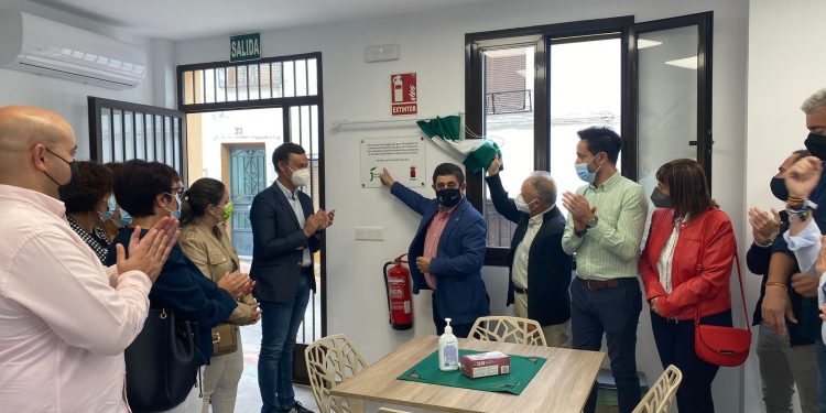 Francisco Reyes inaugura el Centro Social “Baceba” de Huelma, en el que se han invertido más de 85.000 euros