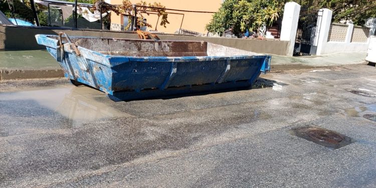 EL PERSONAL DE FCC PONE AL DIA AL PUENTE TABLAS DESPUES DE LAS ULTIMAS LLUVIAS EN LA CAPITAL