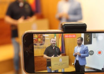 El Ayuntamiento consigue la colaboración de empresarios y entidades para la renovación del césped del estadio de La Victoria