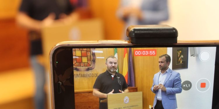 El Ayuntamiento consigue la colaboración de empresarios y entidades para la renovación del césped del estadio de La Victoria