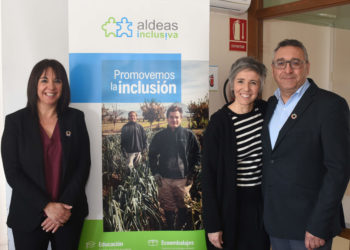 La diputada de Bienestar Social visita la sede de Aldeas Inclusiva en Zujaira