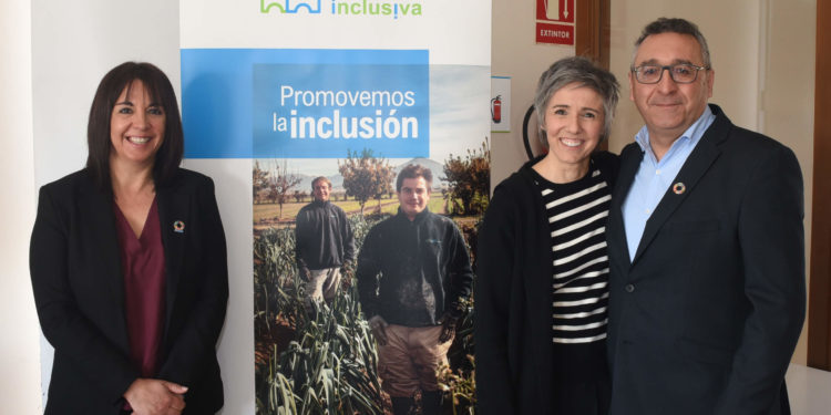 La diputada de Bienestar Social visita la sede de Aldeas Inclusiva en Zujaira