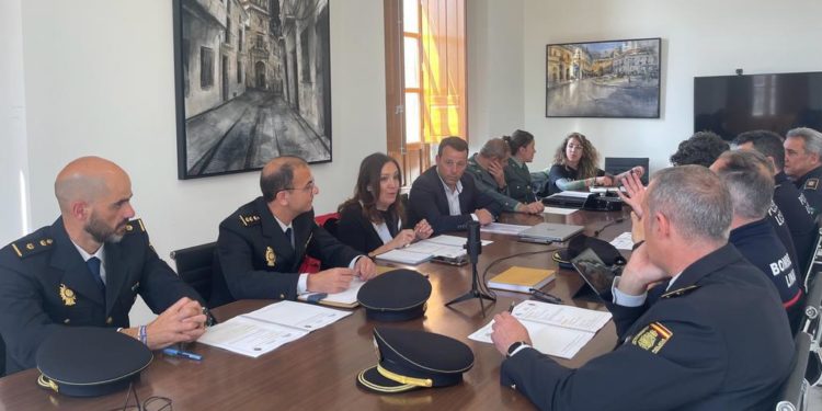 ? Catalina Madueño explica que la Policía Nacional reforzará su presencia en las calles de la ciudad, en coordinación la Policía Local, para garantizar el orden público y prevenir incidentes y delitos