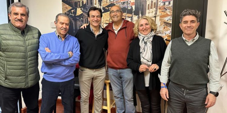 Agustín González elogia el trabajo que realiza la Asociación de Peñas