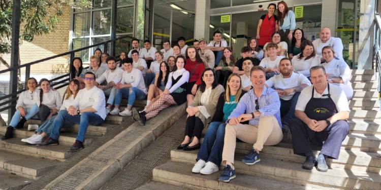 Estudiantes de Kentucky conocen en Mercado Peñamefécit productos y gastronomía jiennense