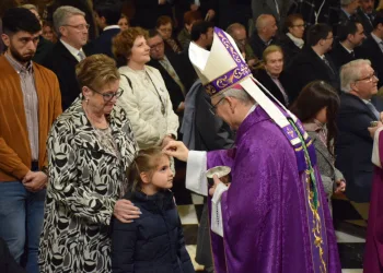 Comienza la Cuaresma con la imposición de la ceniza que recuerda que la conversión personal nos acerca más a la cruz