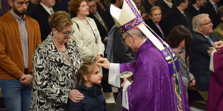 Comienza la Cuaresma con la imposición de la ceniza que recuerda que la conversión personal nos acerca más a la cruz