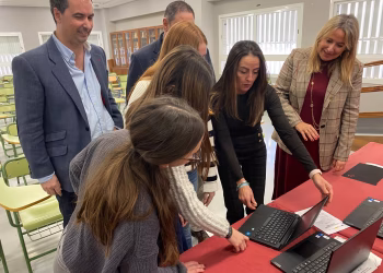 La Junta comienza el reparto casi 8.000 dispositivos digitales a centros almerienses por un valor de 2,8 millones de euros