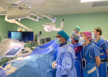 La Unidad del Dolor del Hospital Universitario Poniente incorpora un nuevo tratamiento sin cirugía para las hernias discales