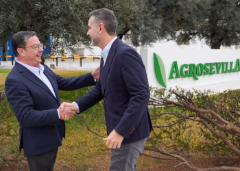 El consejero de Agricultura, Ramón Fernández-Pacheco, visita la cooperativa olivarera Agrosevilla