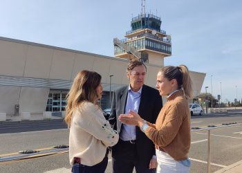 El PP pide la declaración de servicio público de la ruta aérea Almería-Madrid para compensar los retrasos del AVE