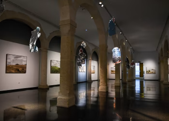 El Centro Andaluz de la Fotografía acoge ‘Espacio disponible’ de Eduardo Nave, un retrato de las ruinas de la modernidad publicitaria