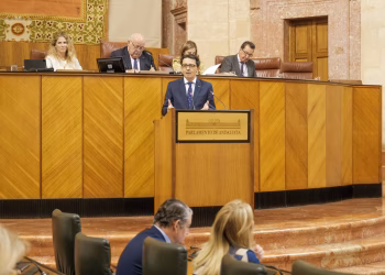 Manuel Guzmán defiende las mejoras en el transporte urbano de Almería impulsadas por la Junta