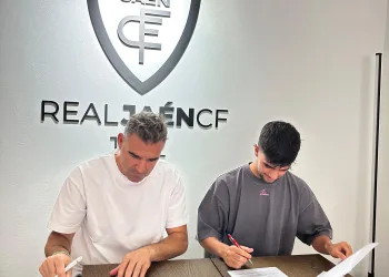 El Real Jaén CF amplía el contrato a Curro por otra temporada y seguirá vinculado al club hasta junio de 2027