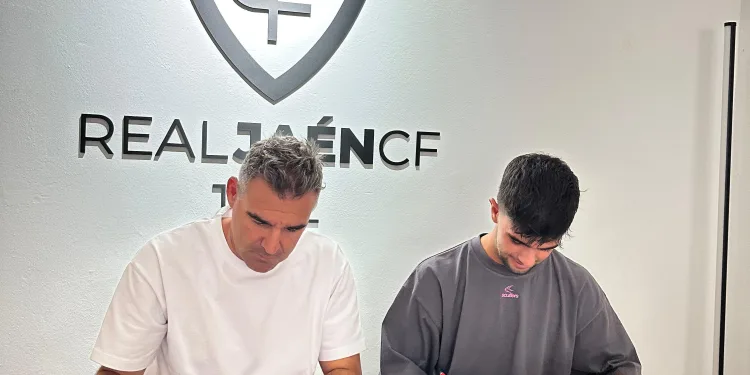 El Real Jaén CF amplía el contrato a Curro por otra temporada y seguirá vinculado al club hasta junio de 2027