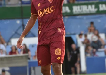 El Linares Deportivo vence al Recreativo Granada (2-1) y encara la temporada con optimismo