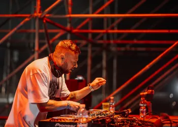 Steve Aoki inauguró Dreambeach 2025 con un show explosivo en El Toyo-Retamar