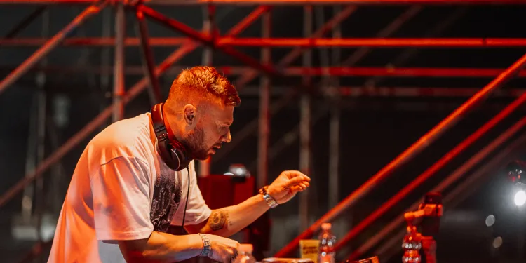 Steve Aoki inauguró Dreambeach 2025 con un show explosivo en El Toyo-Retamar