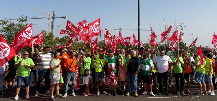 Éxito en la huelga de operadores de grúa torre en Sevilla: la presión crece sobre la patronal