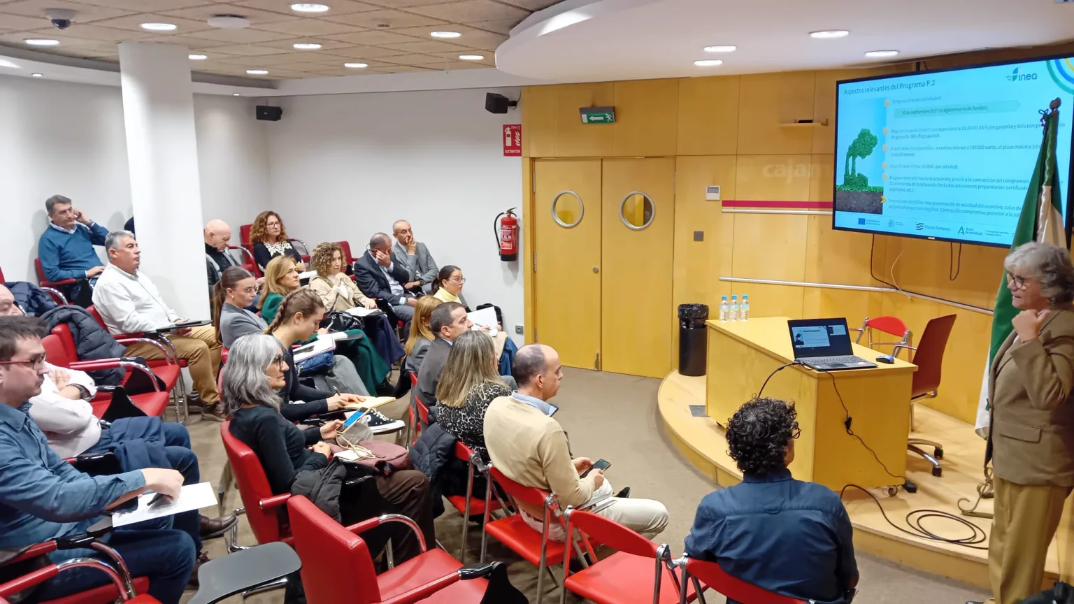La Junta presenta en Almería el programa de incentivos de eficiencia energética para el sector empresarial y la cadena agroalimentaria