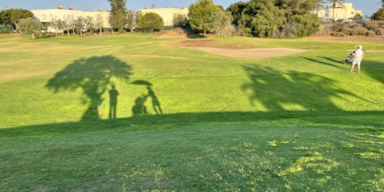 Los trabajadores del Alborán Golf denuncian ante Inspección de Trabajo el impago de sus salarios mientras el Ayuntamiento de Almería presume de resultados históricos
